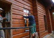 Osazování oken srubu