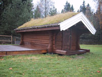 Sauna mit einem grünen Dach